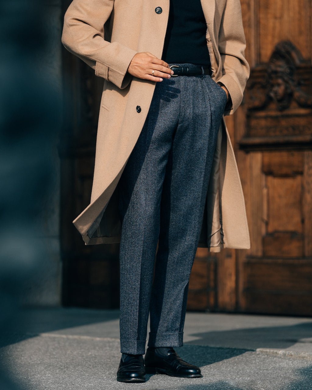 Pantaloni in lana e cashmere a spina di pesce azzurro chiaro